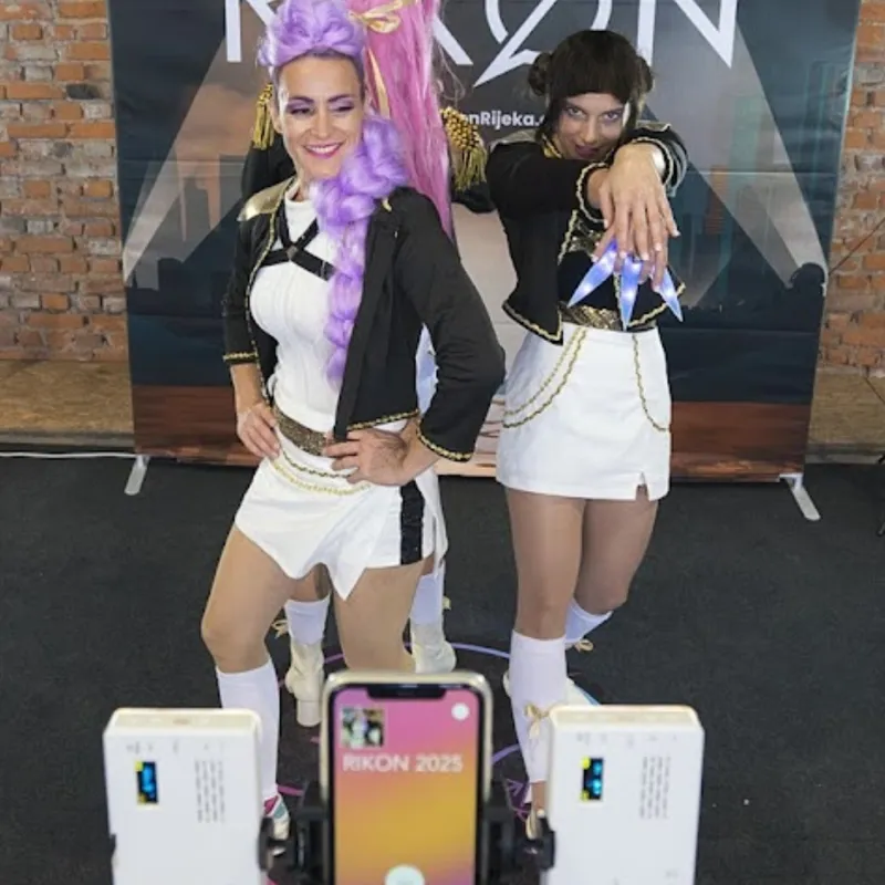 Cosplayerice snimaju 360 video na festivalu Rikon